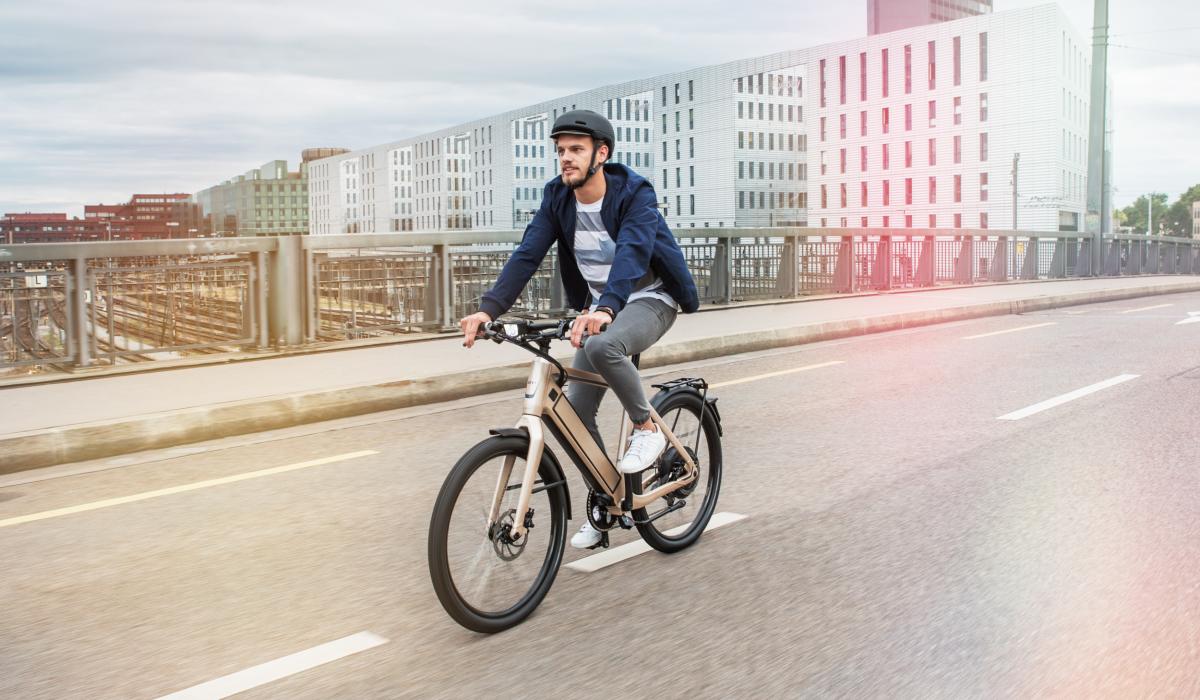 L'homme conduit le Stromer ST1X