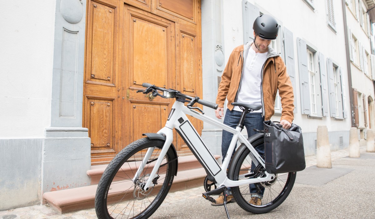 Homme avec une sacoche de vélo étanche Stromer Antwerp