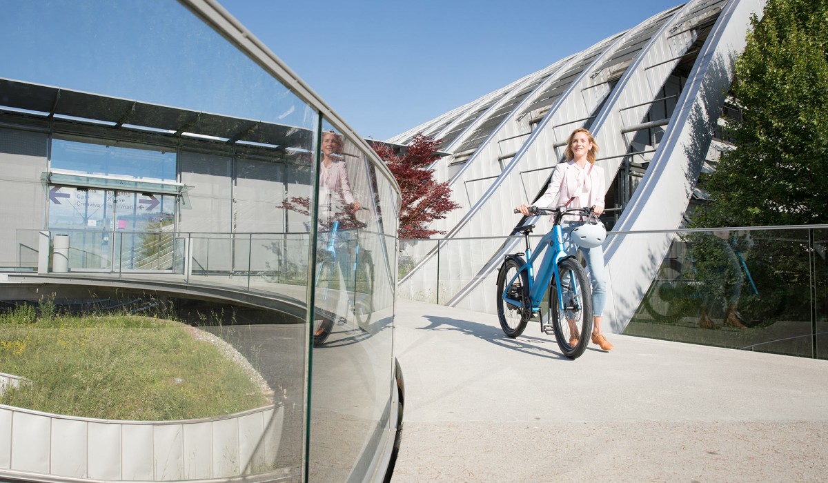 Femme avec un Stromer ST2 royal blue. 