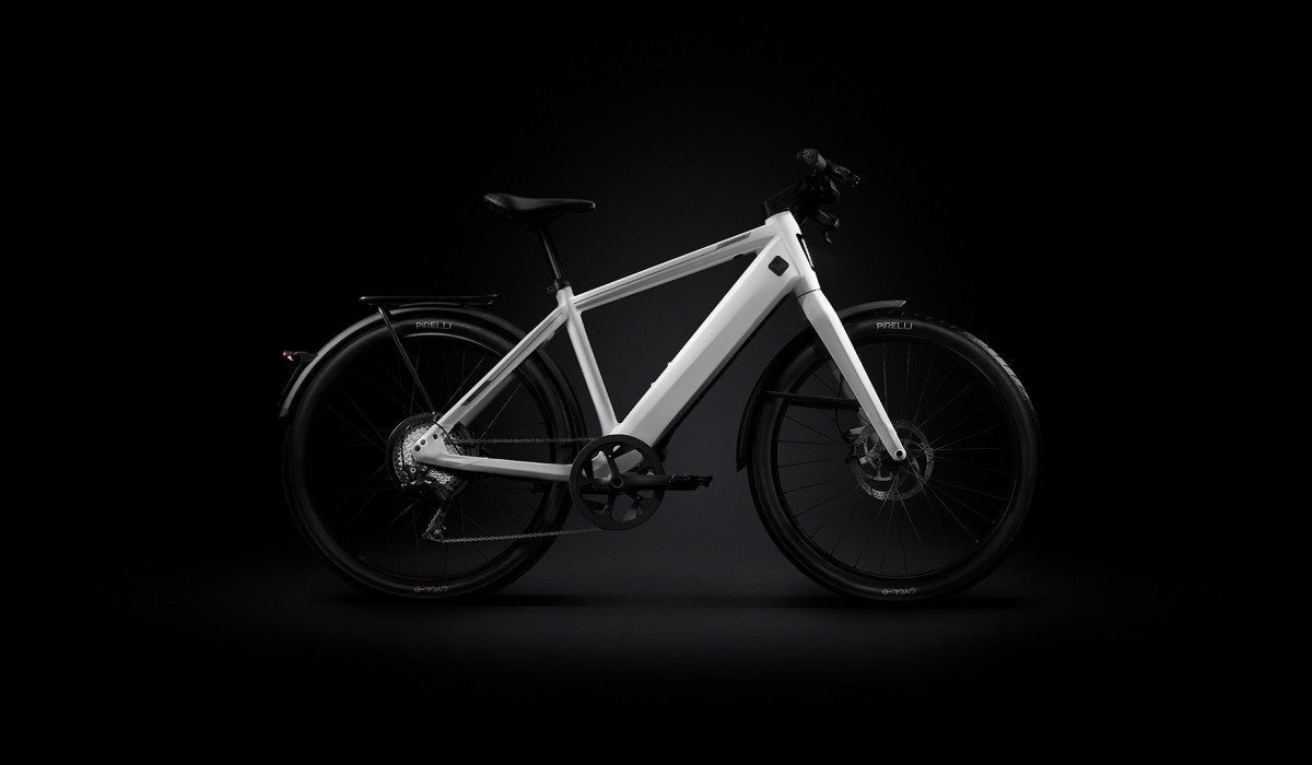 Vélo électrique rapide atteignant 45 km/h : Stromer ST3 dans la couleur Cool White sur fond foncé.