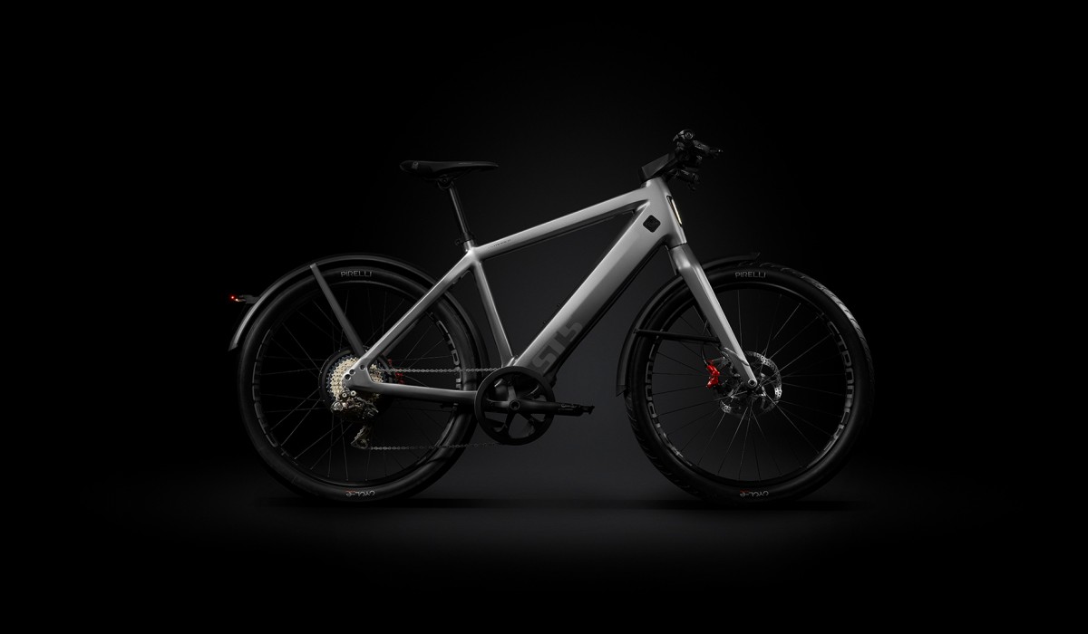 Vélo électrique rapide atteignant 45 km/h : le Stromer ST5 ABS en granite grey, avec des composants entièrement intégrés.