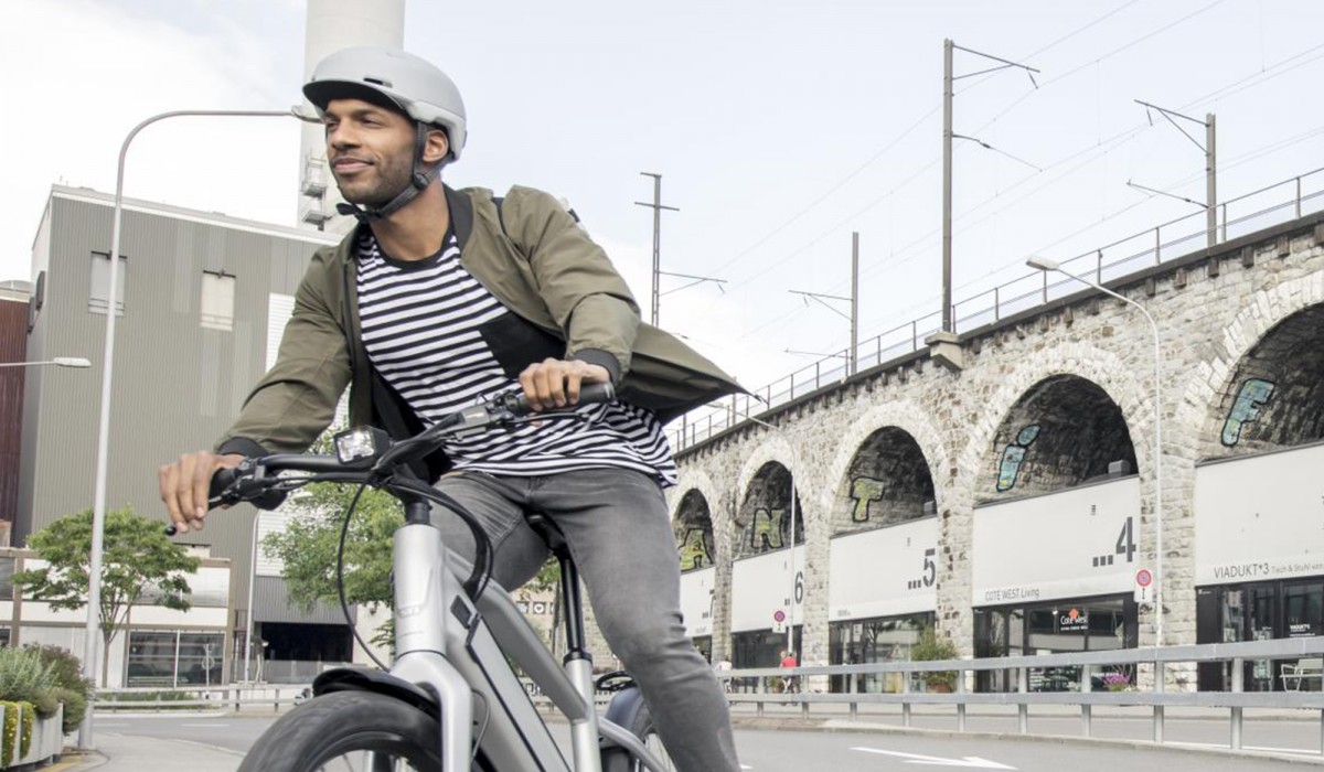 L'homme roule avec son Stromer ST1.