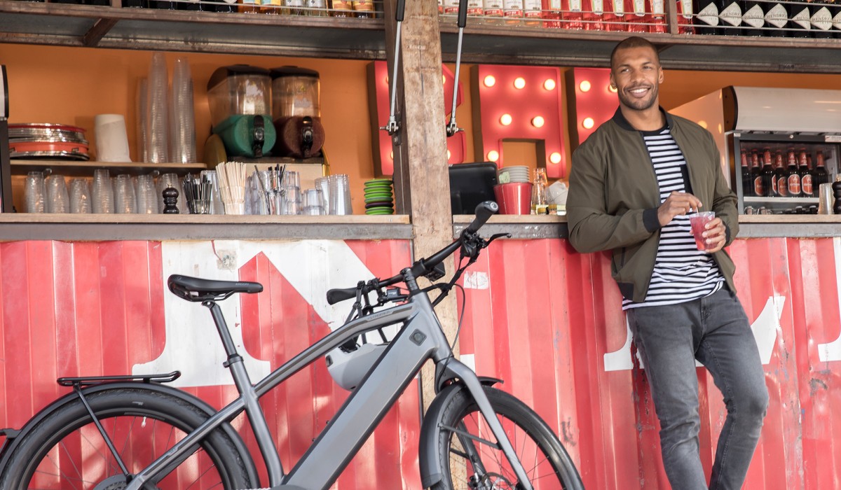 L'homme au bar avec son Stromer ST1.