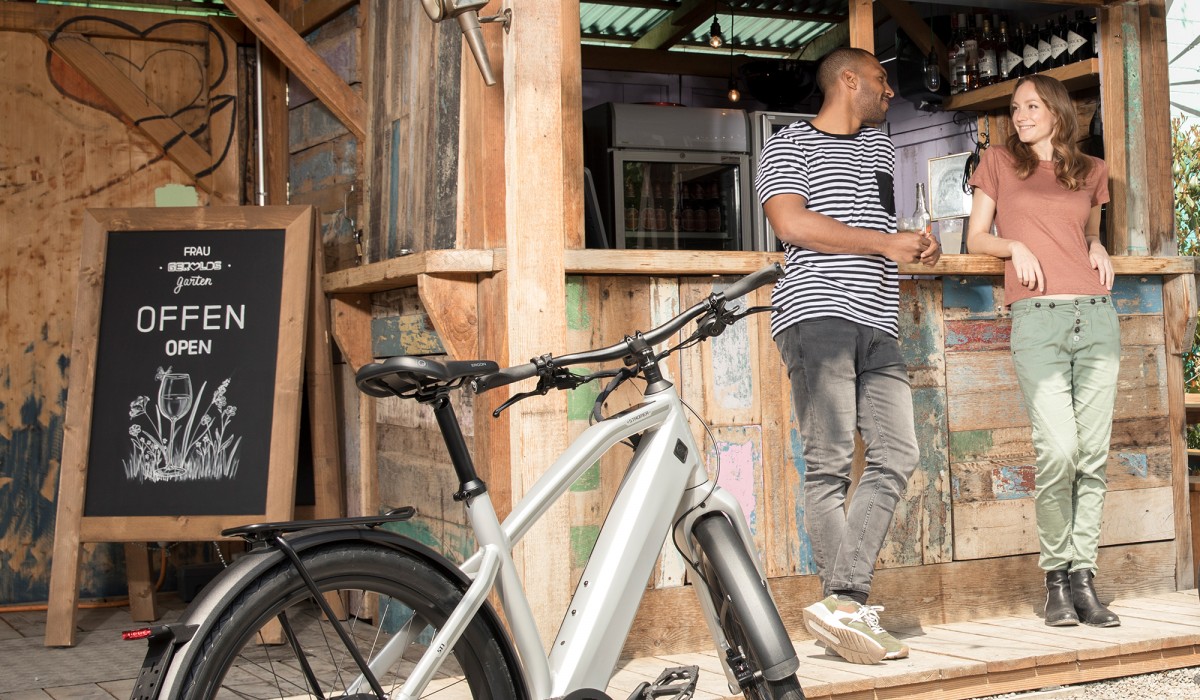 Homme et femme au bar avec un Stromer ST1.