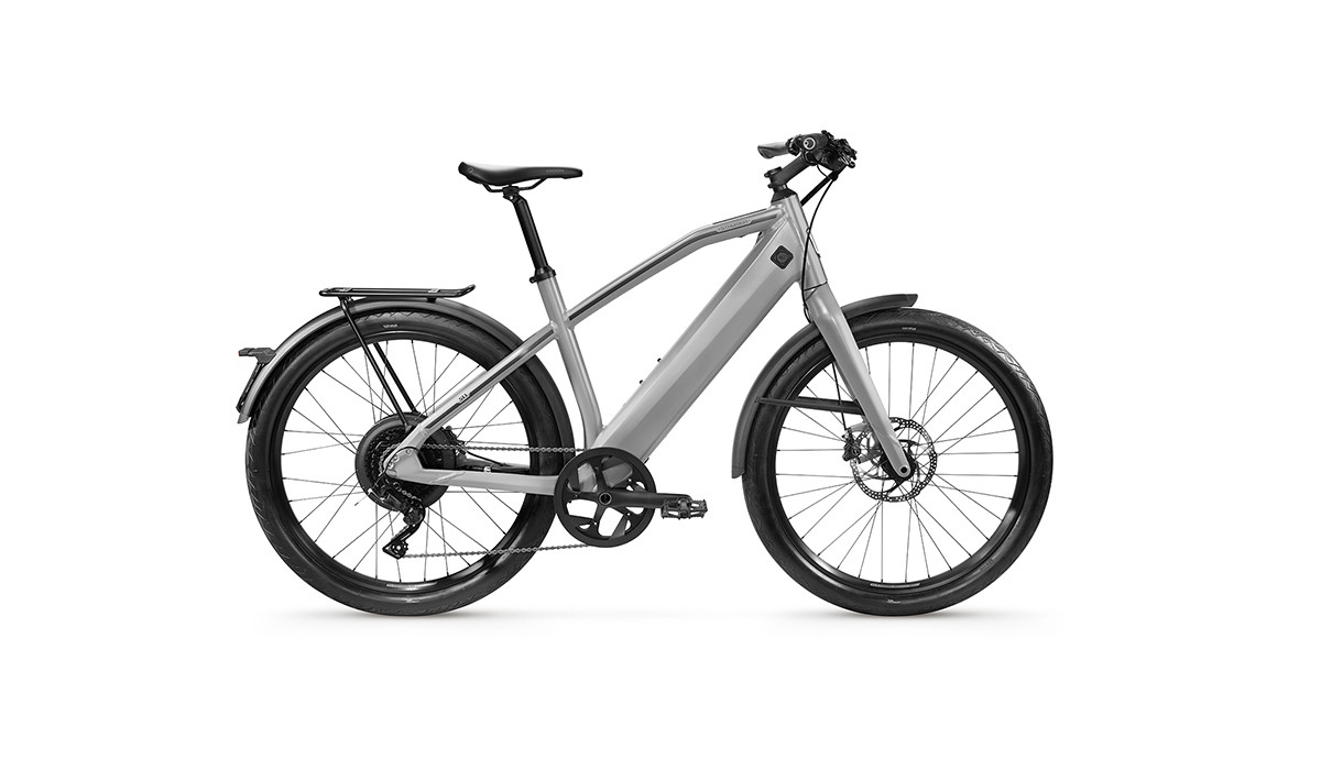 Vélo électrique rapide jusqu'à 45 km/h : le Stromer ST1 en gris clair.