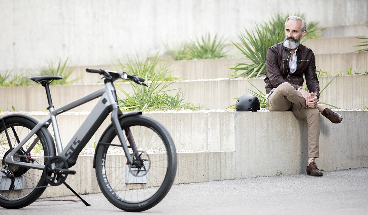 Déplacements sereins et sûrs avec une assurance vélo électrique : un homme avec son vélo électrique Stromer.