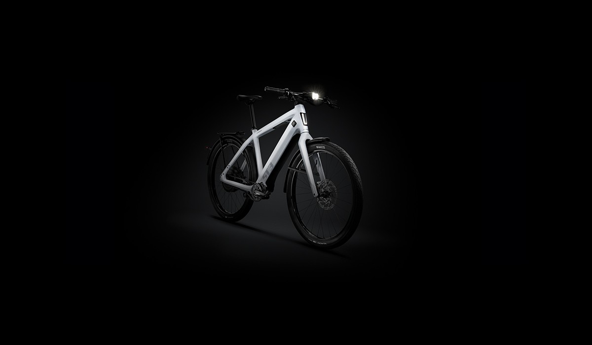 Vélo électrique Stromer ST3 dans la couleur Cool White – à partir de mai 2022, disponible en option avec la transmission Pinion, l'entraînement par courroie et le système ABS.
