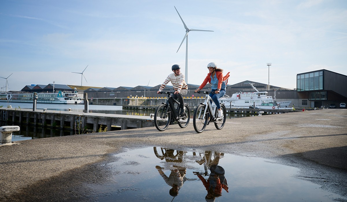 Déplacements sereins et sûrs avec une assurance vélo électrique : une femme roule avec son vélo électrique Stromer.