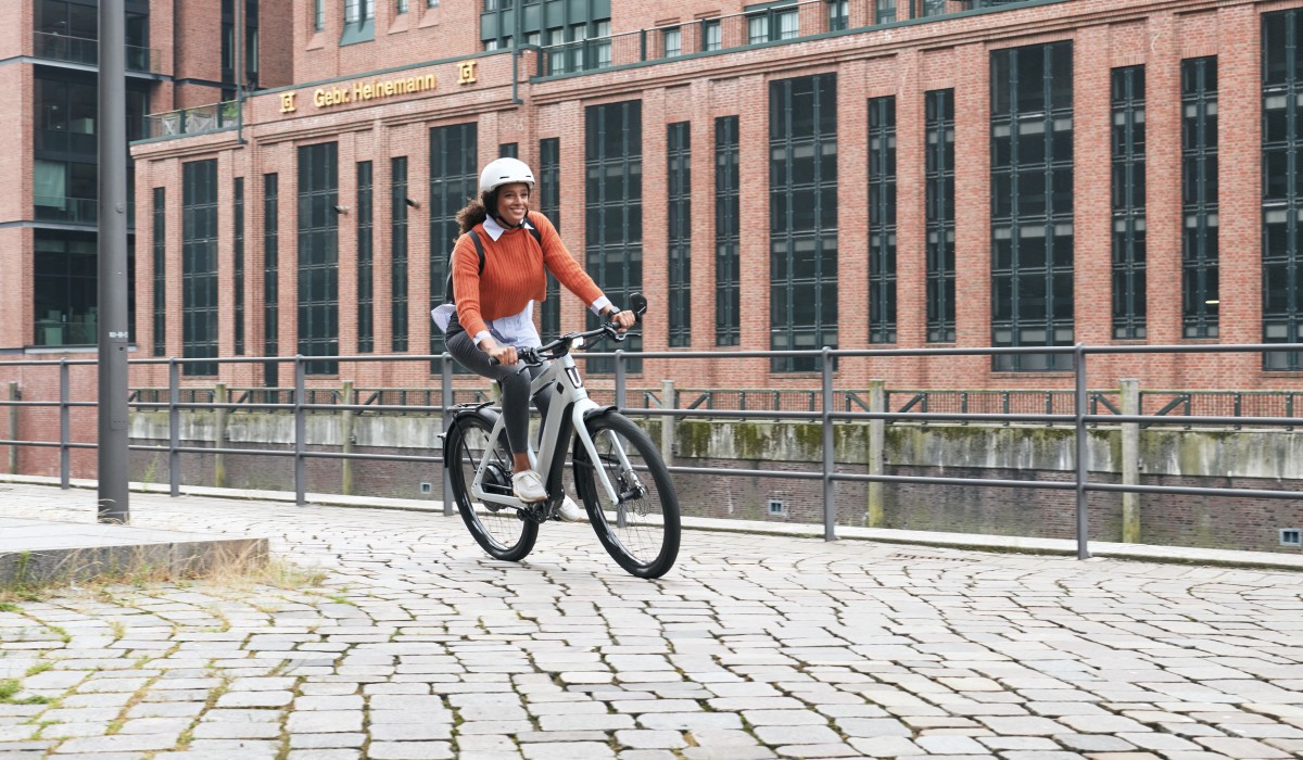 Financer les vélos électriques Stromer : une femme roule avec un Stromer ST3.