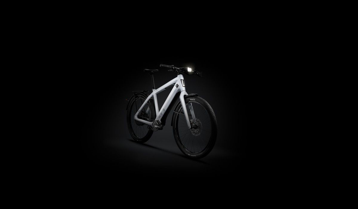Le vélo électrique Stromer ST3 Pinion, qui atteint 45 km/h, avec un design intégré dans la couleur Cool White.