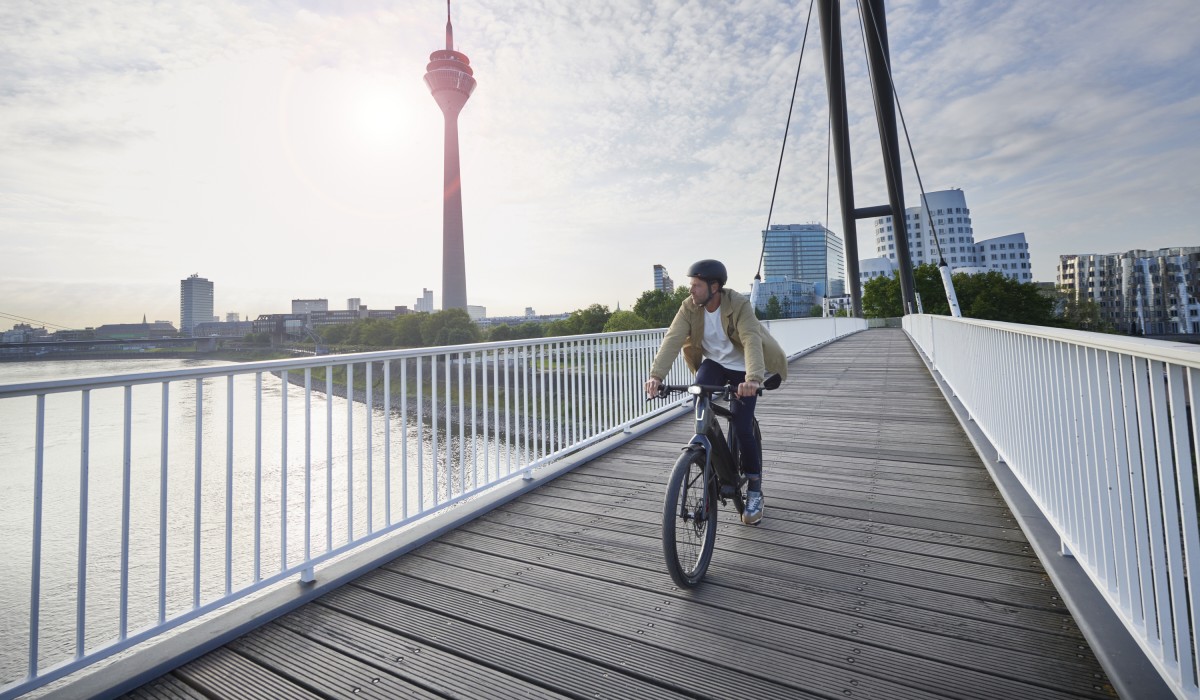 Man riding a ST7 platinum Dark Platinum speed pedelec on a bridge