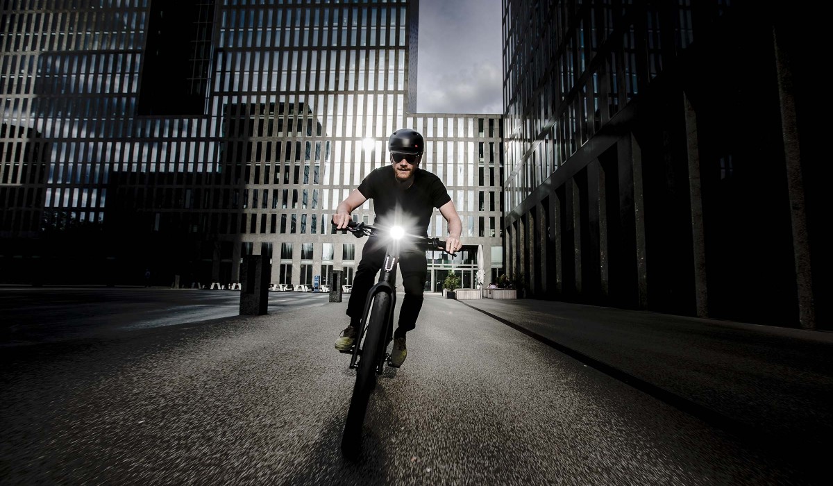 Un homme roule avec un Stromer ST3.