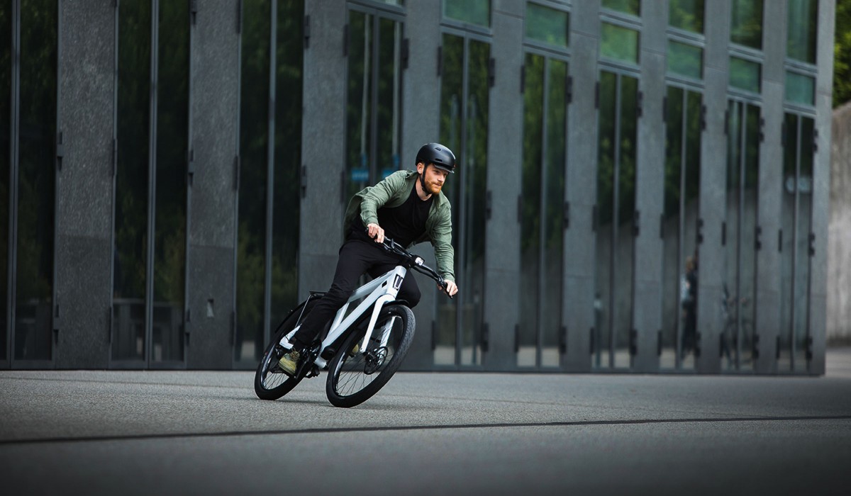 Un homme roule avec un Stromer ST3.