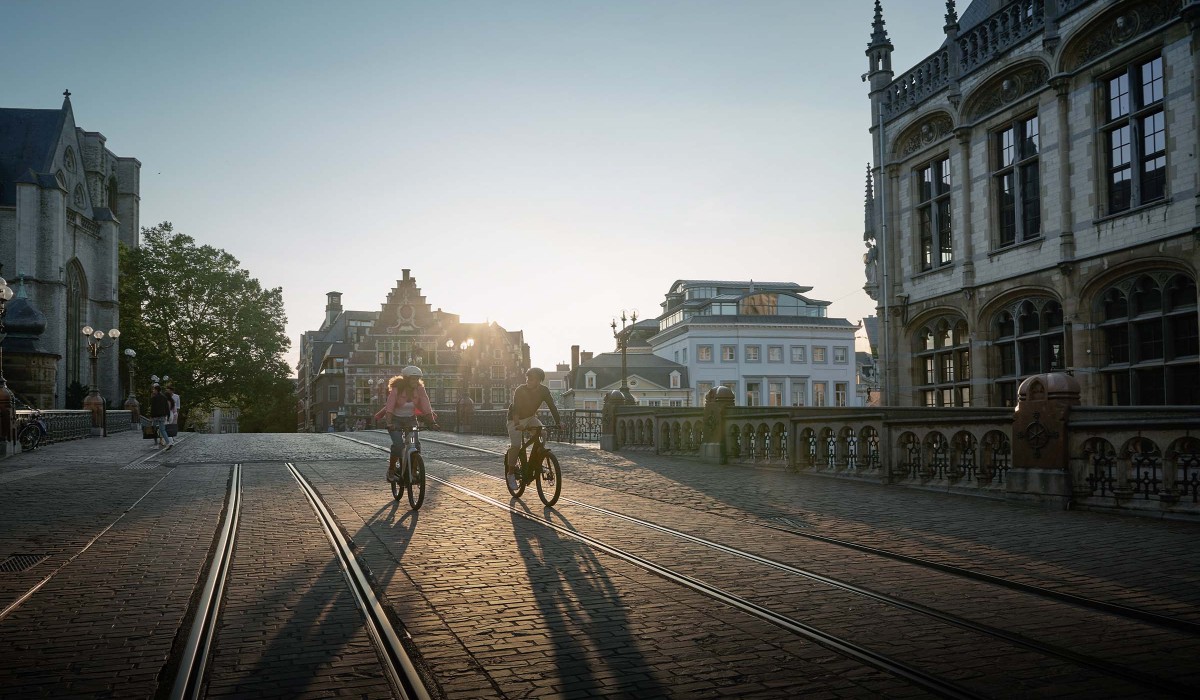 Déplacements sereins et sûrs avec une assurance vélo électrique : une femme et un homme roulent avec ses vélos électriques Stromer.