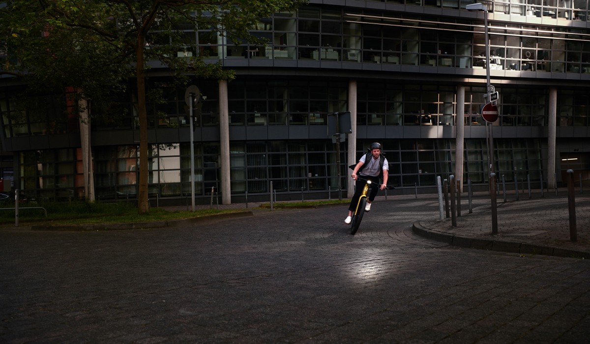 Man driving a Stromer ST7 Speed Pedelec in the dark